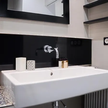 Elegant 2br Retreat In The 9th * Париж